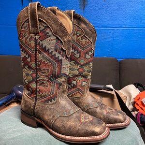 Women’s Laredo Scout Aztec Square toed Boots!